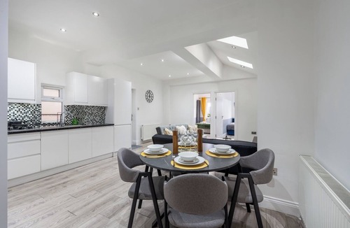 East Acton House | 1 Bed Flat - Sleeps 3 - Parking - Wifi