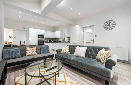 East Acton House | 1 Bed Flat - Sleeps 3 - Parking - Wifi