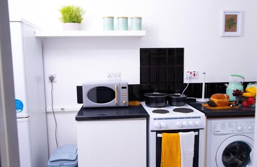 Edmonton Apartment | 1 Bed Flat - Sleeps 4 - Parking - Wifi