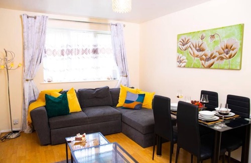 Edmonton Apartment | 1 Bed Flat - Sleeps 4 - Parking - Wifi