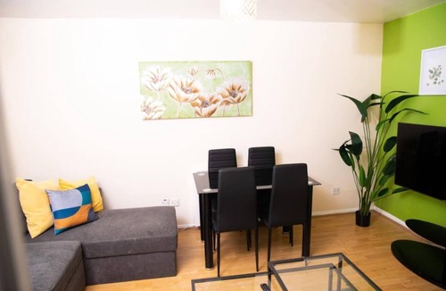 Edmonton Apartment | 1 Bed Flat - Sleeps 4 - Parking - Wifi
