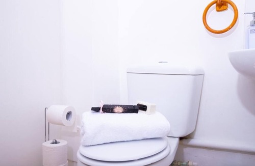 Edmonton Apartment | 1 Bed Flat - Sleeps 4 - Parking - Wifi