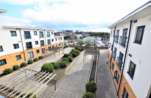 Grays Apartment | 1 Bed Flat - Sleeps 4 - Pets - Parking - Wifi