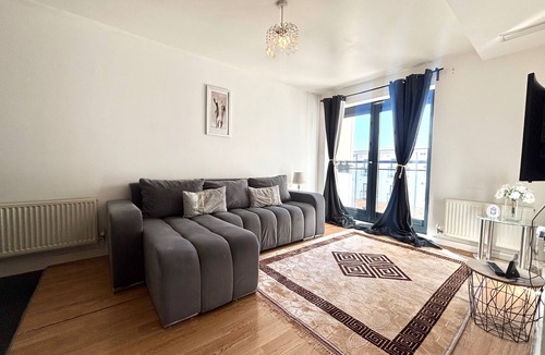 Grays Apartment | 1 Bed Flat - Sleeps 4 - Pets - Parking - Wifi