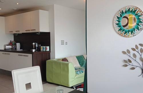 Cheetham Hill Apartment | 1 Bed Flat - Sleeps 5 - Pets - Garden - Parking