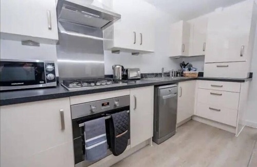 Peterborough Apartment | 1 Bed Flat - Sleeps 2 - Parking - Wifi