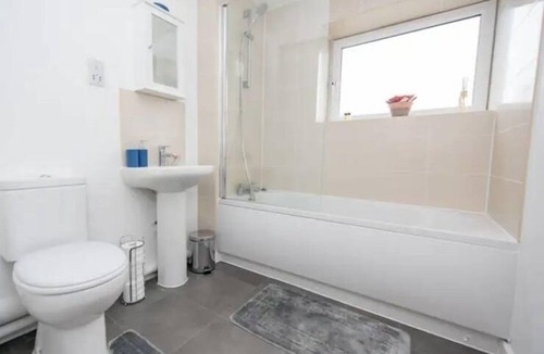 Peterborough Apartment | 1 Bed Flat - Sleeps 2 - Parking - Wifi