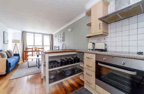 Haggerston Apartment | 1 Bed Flat with Balcony in Dalston