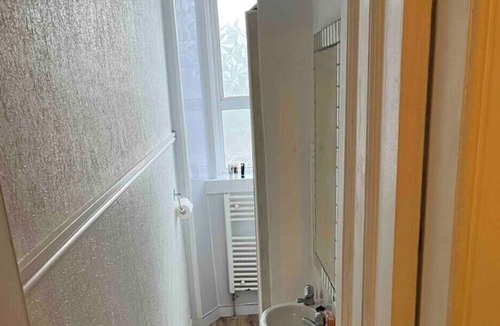 Gourock Apartment | 1 bed Flat With Basic Furnishings & White Goods