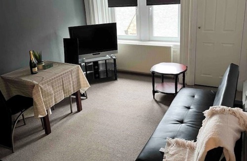 Gourock Apartment | 1 bed Flat With Basic Furnishings & White Goods