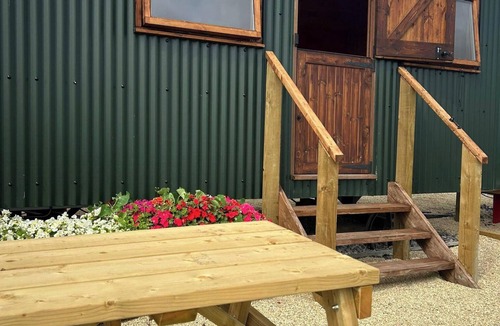 Paulton Cabin | 1 Bed Hut - Sleeps 2 - Parking - Smoking