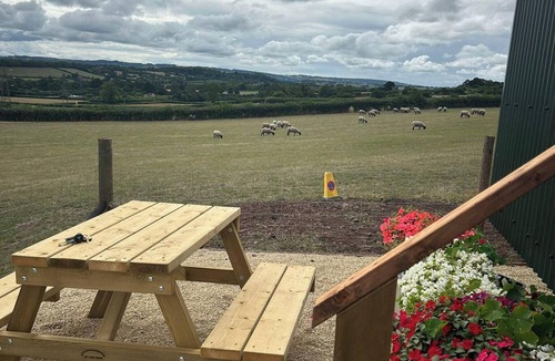 Paulton Cabin | 1 Bed Hut - Sleeps 2 - Parking - Smoking