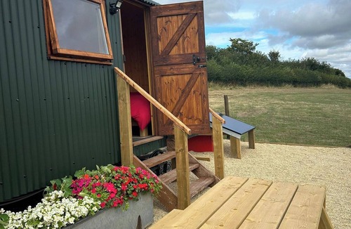 Paulton Cabin | 1 Bed Hut - Sleeps 2 - Parking - Smoking