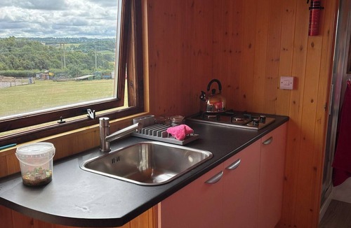 Cameley Cabin | 1 Bed Hut - Sleeps 2 - Parking - Smoking