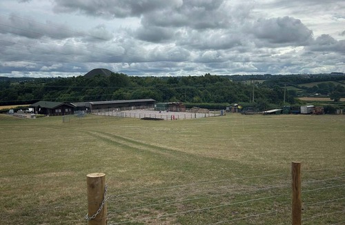 Cameley Cabin | 1 Bed Hut - Sleeps 2 - Parking - Smoking