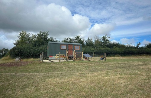 Cameley Cabin | 1 Bed Hut - Sleeps 2 - Parking - Smoking