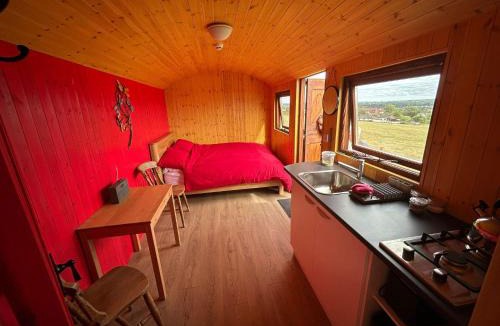 Paulton House | 1 Bed Hut - Sleeps 2 - Parking - Smoking