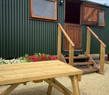 Paulton House | 1 Bed Hut - Sleeps 2 - Parking - Smoking