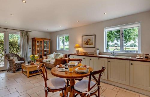 Frinton-on-Sea House | 1 Bed in Kirby-le-Soken oc-f29905