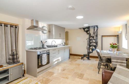 Westbrook Court House | 1 Bed in Moccas 87736