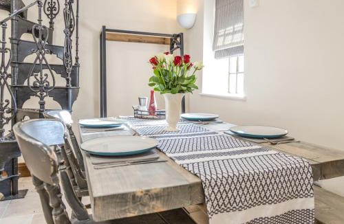 Westbrook Court House | 1 Bed in Moccas 87736