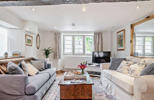 Rode House | 1 Bed in Rode 91715