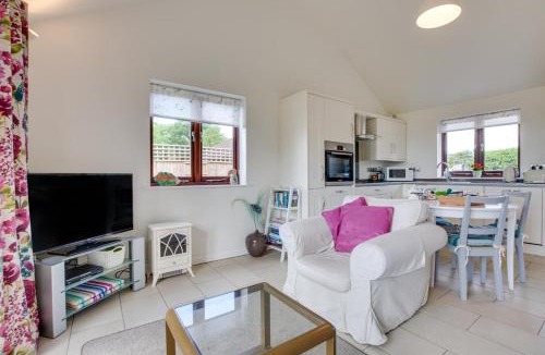 Ewhurst Green House | 1 Bed in Rolvenden oc-tn612