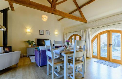 Pitchcombe House | 1 Bed in Sheriffs Lench 89306