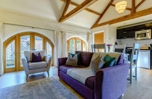 Pitchcombe House | 1 Bed in Sheriffs Lench 89306