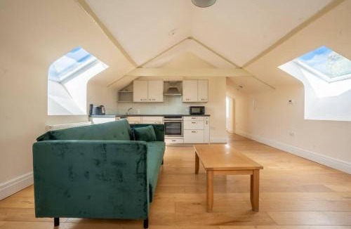 Caerleon Apartment | 1 Bed Loft - Sleeps 2 - Parking - Wifi