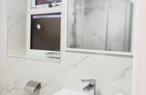 Emerson Park House | 1 Bed Luxuryhouse - Sleeps 2 - Garden, Wifi, Prkng