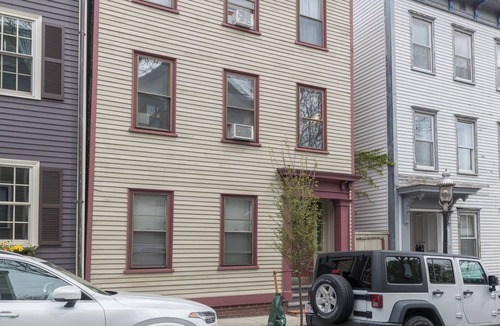 Thompson Square - Bunker Hill Apartment | 1 Bed + Office Duplex Located a short Walk in Ideal Location!