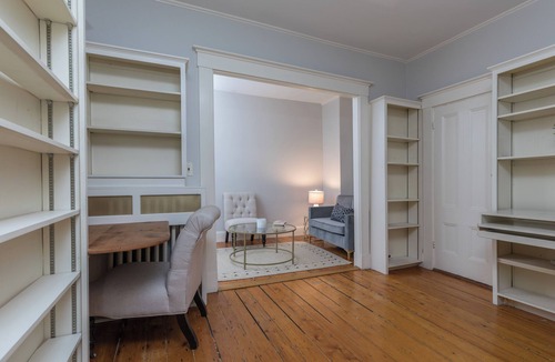 Thompson Square - Bunker Hill Apartment | 1 Bed + Office Duplex Located a short Walk in Ideal Location!