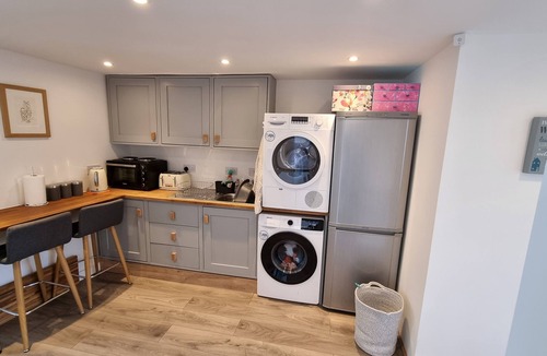 Bobbing Apartment | 1 bed self-contained annex, with off-road parking.