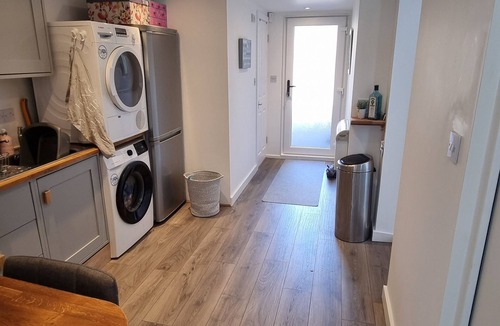 Bobbing Apartment | 1 bed self-contained annex, with off-road parking.