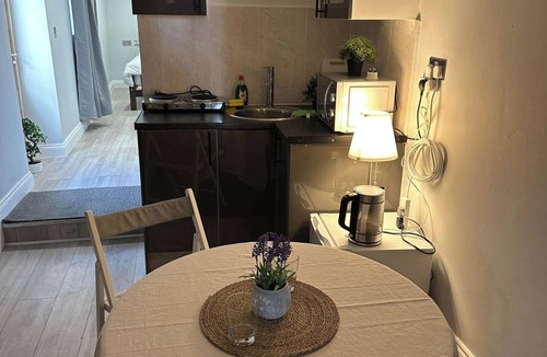 Acton Apartment | 1-Bed - Sleeps 2 - Acton Park & Stn Close