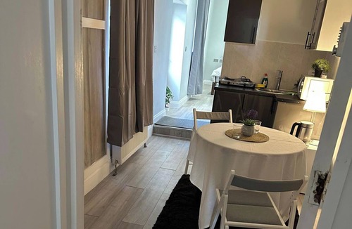 Acton Apartment | 1-Bed - Sleeps 2 - Acton Park & Stn Close