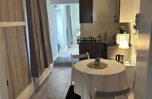 Acton Apartment | 1-Bed - Sleeps 2 - Acton Park & Stn Close