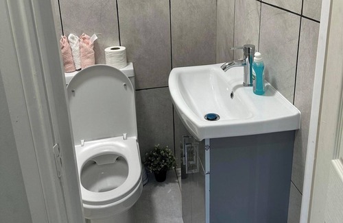 Acton Apartment | 1-Bed - Sleeps 2 - Acton Park & Stn Close