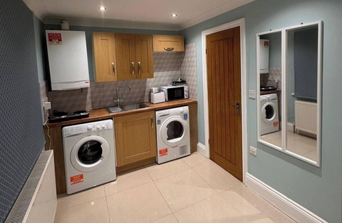 Hanger Hill Apartment | 1-Bed - Sleeps 4 - Free Parking