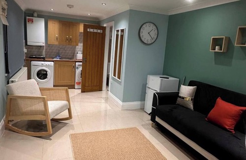 Hanger Hill Apartment | 1-Bed - Sleeps 4 - Free Parking