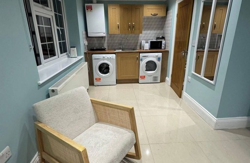 Hanger Hill Apartment | 1-Bed - Sleeps 4 - Free Parking