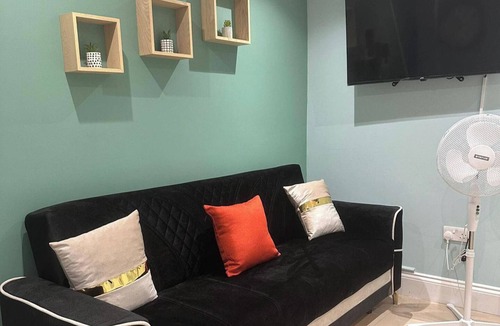 Hanger Hill Apartment | 1-Bed - Sleeps 4 - Free Parking