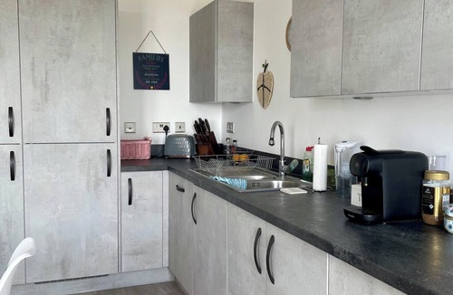 South Hornchurch Apartment | 1 Bed - Sleeps 4 - Parking, Pets, Wifi