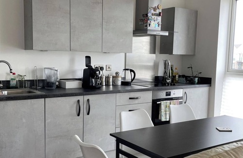 South Hornchurch Apartment | 1 Bed - Sleeps 4 - Parking, Pets, Wifi