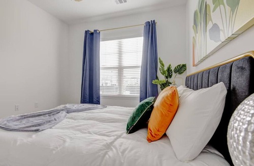 Orange Park Apartment | 1 Bed Sleeps 4 +Pool+Gym+Pet+EV