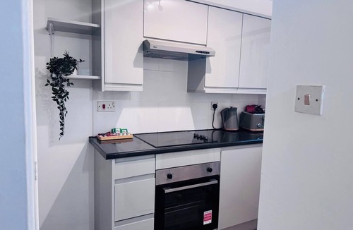 West Thurrock Apartment | 1 Bed - Sleeps 5 - Free Parking - Lakeside