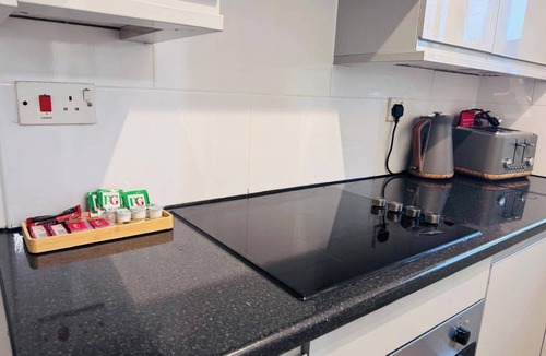 West Thurrock Apartment | 1 Bed - Sleeps 5 - Free Parking - Lakeside