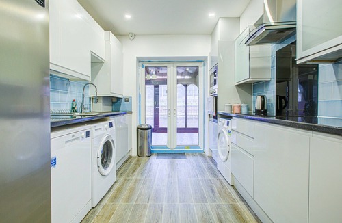 Gooshays House | 1 bed-Sleeps -Elizabeth Line-Free Parking
