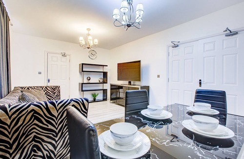 Gooshays House | 1 bed-Sleeps -Elizabeth Line-Free Parking